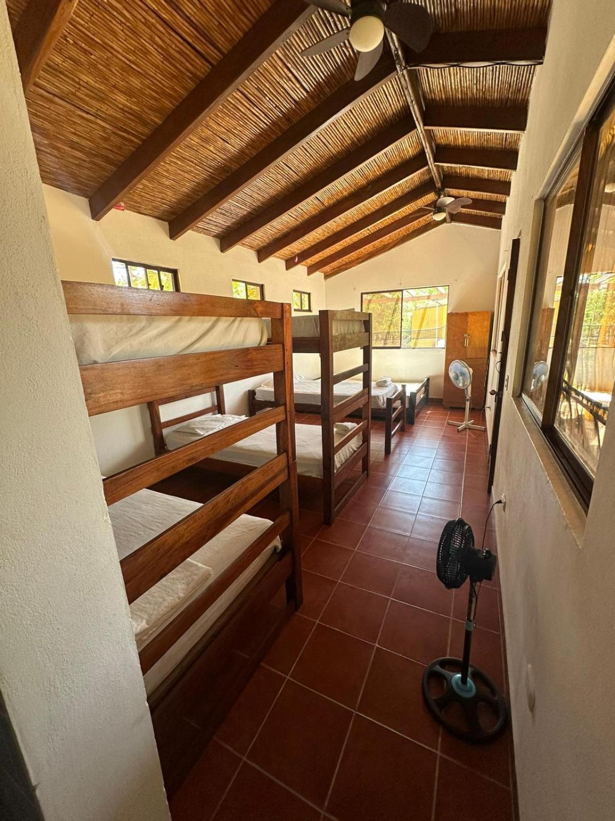 Surfing Turtle Lodge Poneloya Exterior foto